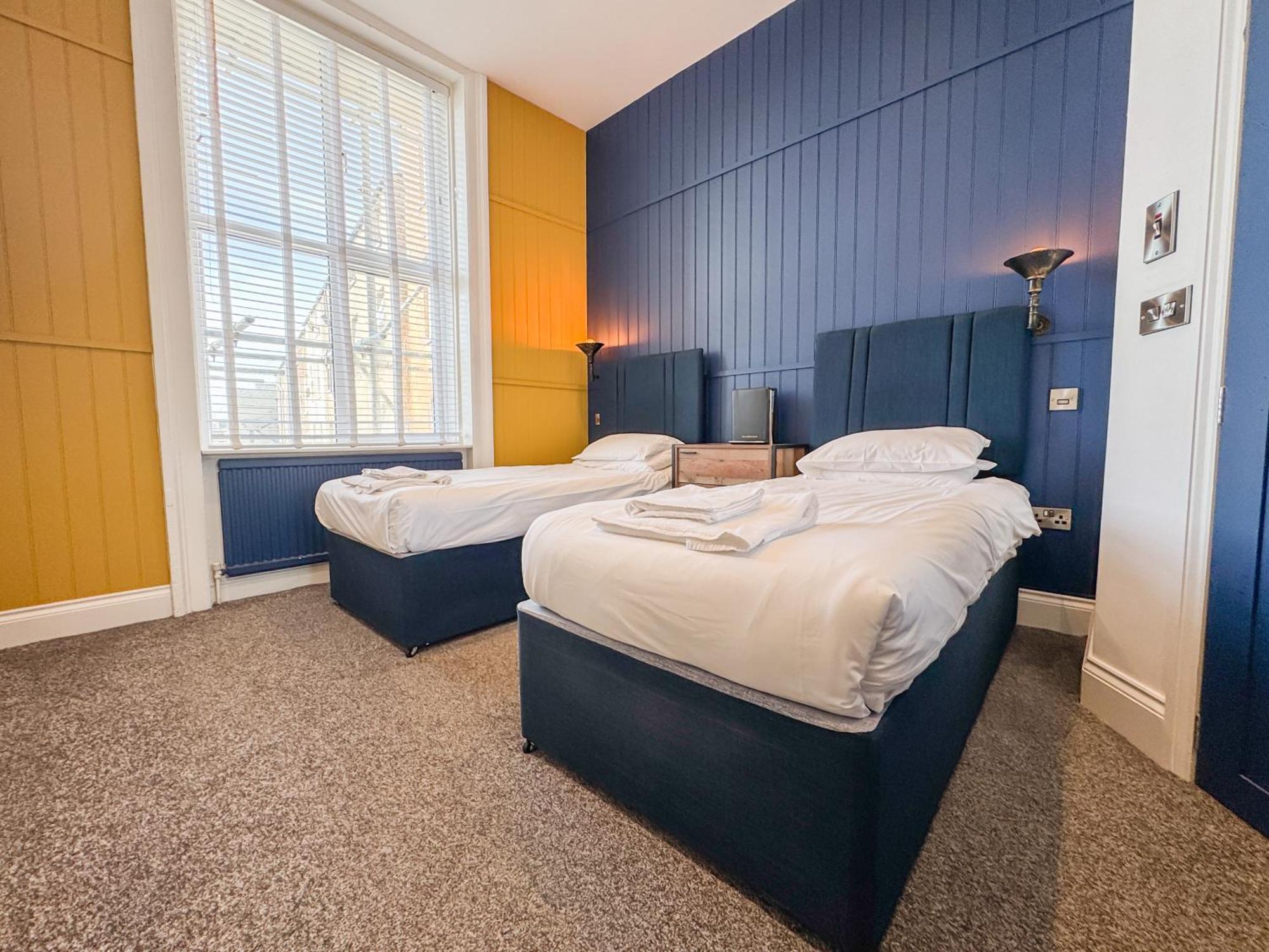 Delmont Hotel Скарборо Екстер'єр фото